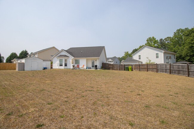 Building Photo - Spacious 3BR in Myers Creek – Fenced Yard, Workshop w/ Electricity & Bright Open Living!