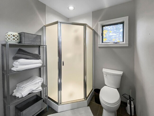 Building Photo - Portland Loft: Fully Furnished Loft Living with views of the golf course $300 Utility Fee