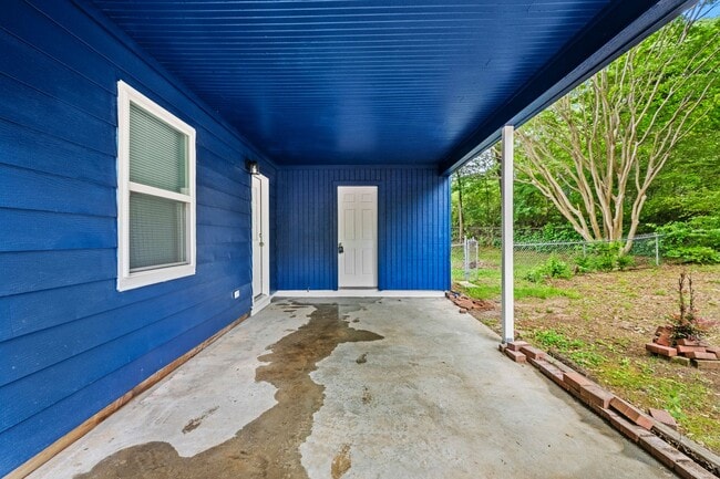 Building Photo - 102 Pine Cir