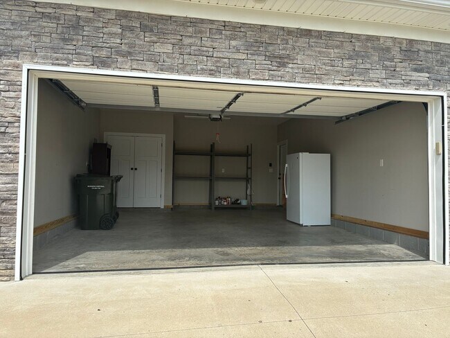Building Photo - LIKE NEW and Ready for YOU!!