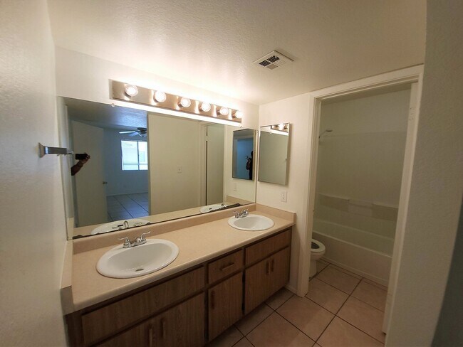 Building Photo - GATED COMMUNITY IN TEMPE!