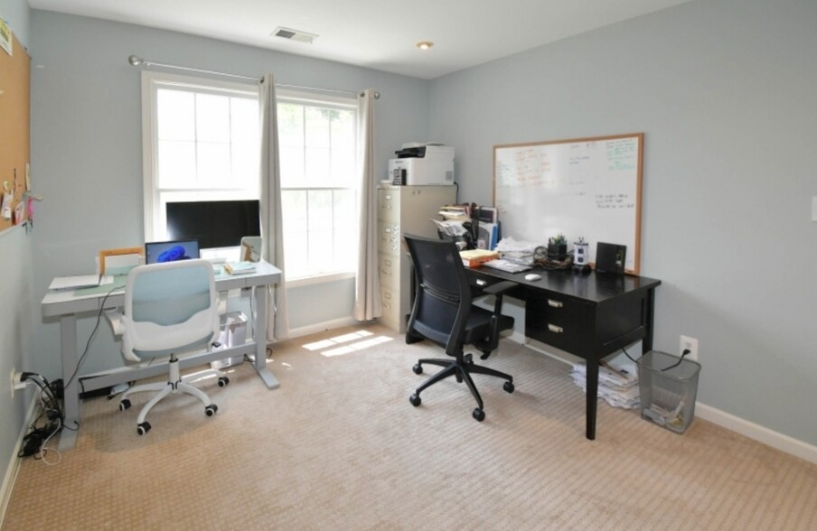 Building Photo - 25 Patriot Hill Dr