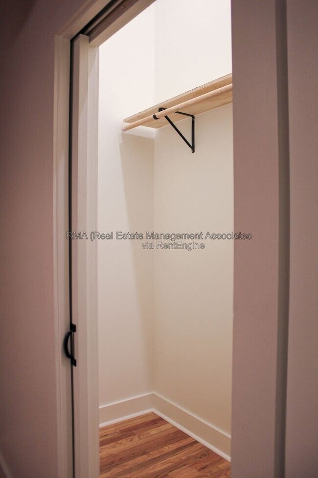 Building Photo - 4 6/8 Zebulon St