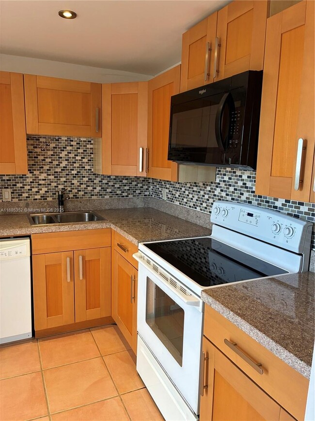 Building Photo - 3401 N Country Club Dr