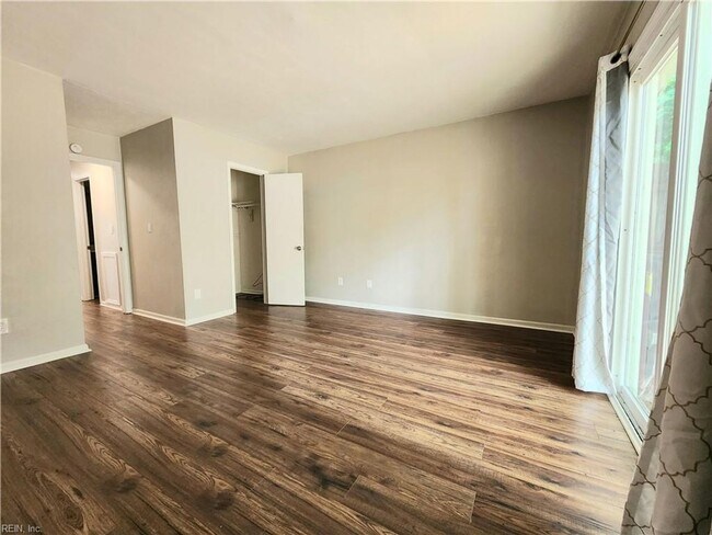 Building Photo - Updated and charming townhouse in heart of...