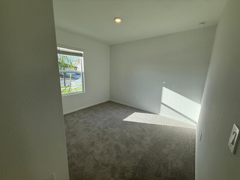 Building Photo - 2049 Albatross Nest Dr