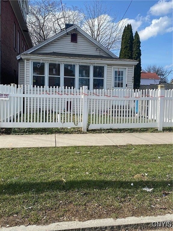 Primary Photo - 407 Pond St