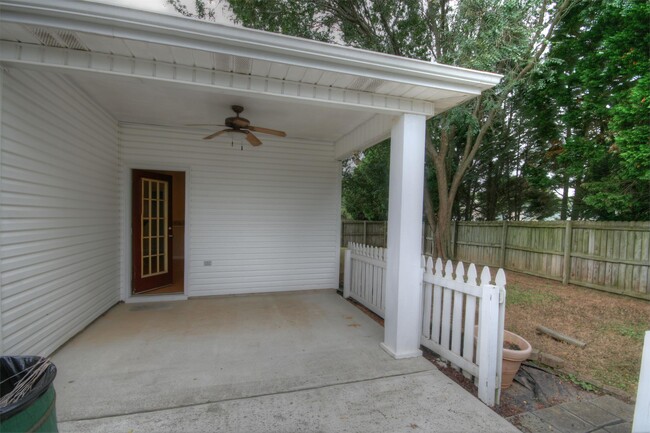 Building Photo - 215 River Oaks Dr