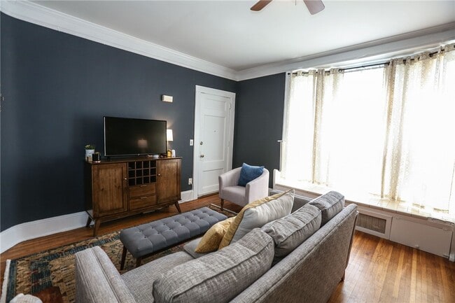 Building Photo - 872 University Ave