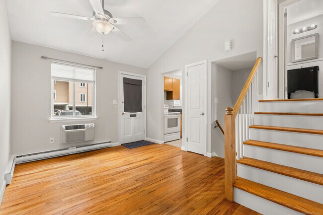 Building Photo - 1620 Farmington Ave