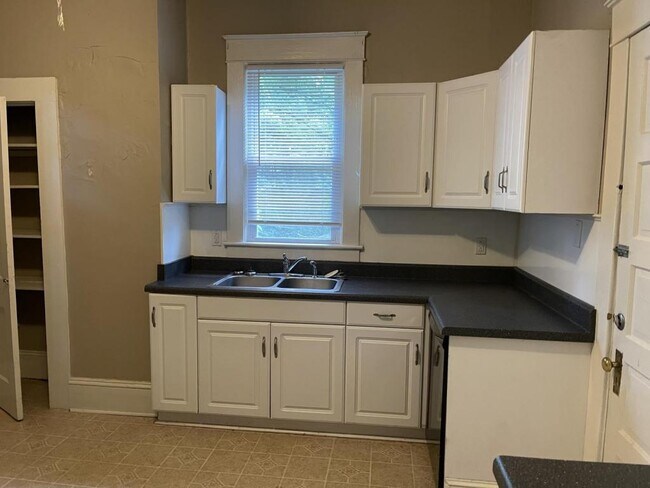 Building Photo - 220-A N. Cedar St.