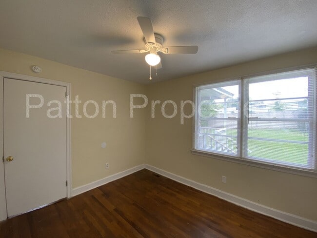 Building Photo - English Heights