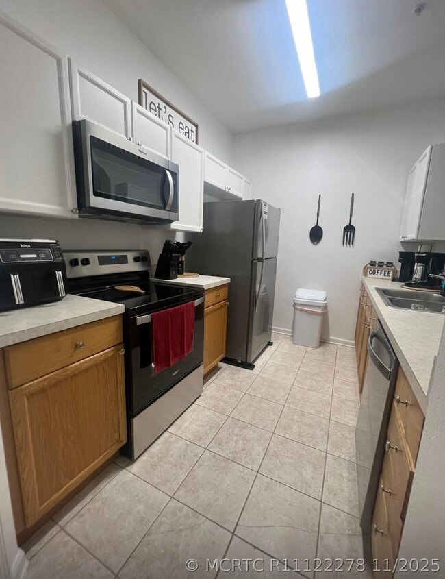 Building Photo - 8101 Coconut Palm Way