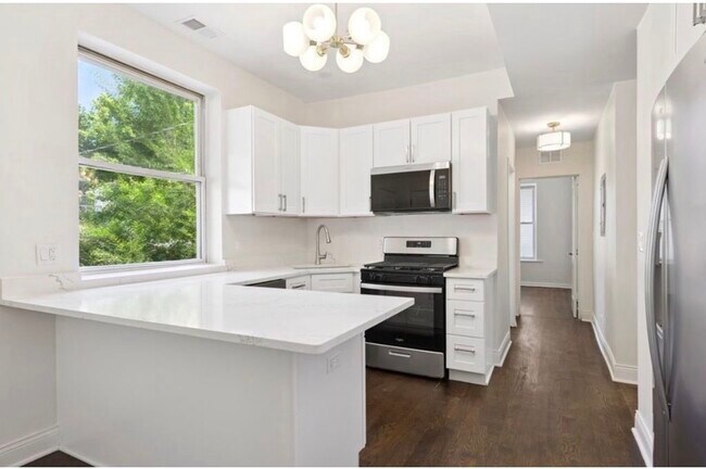 Building Photo - 1340 W Hollywood Ave