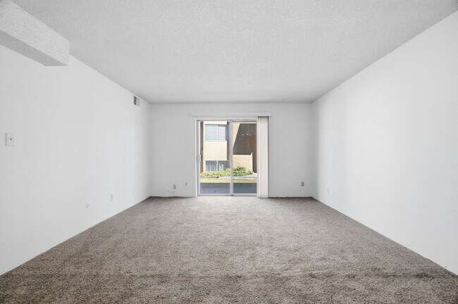 Building Photo - $1,395.95 - 1 Bed, 1 Bath Condo in Denver with Outdoor Patio Space