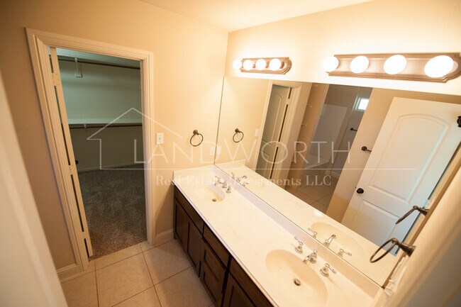 Building Photo - 3 bed 2 bath Beautiful Property