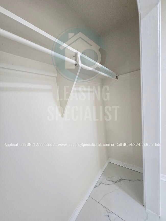 Building Photo - Spacious Village 3 Bed 2 Bath Home!