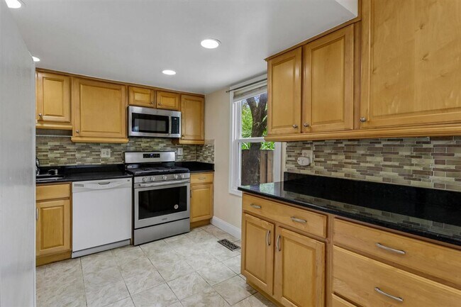 Building Photo - Lovely 2 BR Townhome off Wootton Parkway. Available NOW!