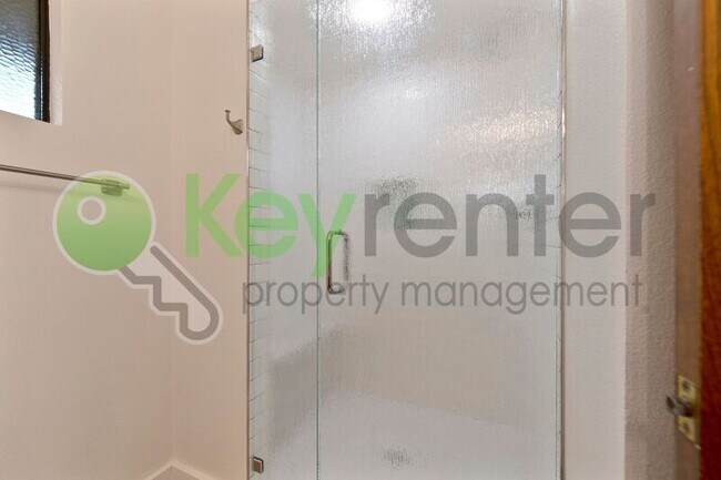 Building Photo - 9635 Oak Leaf Way