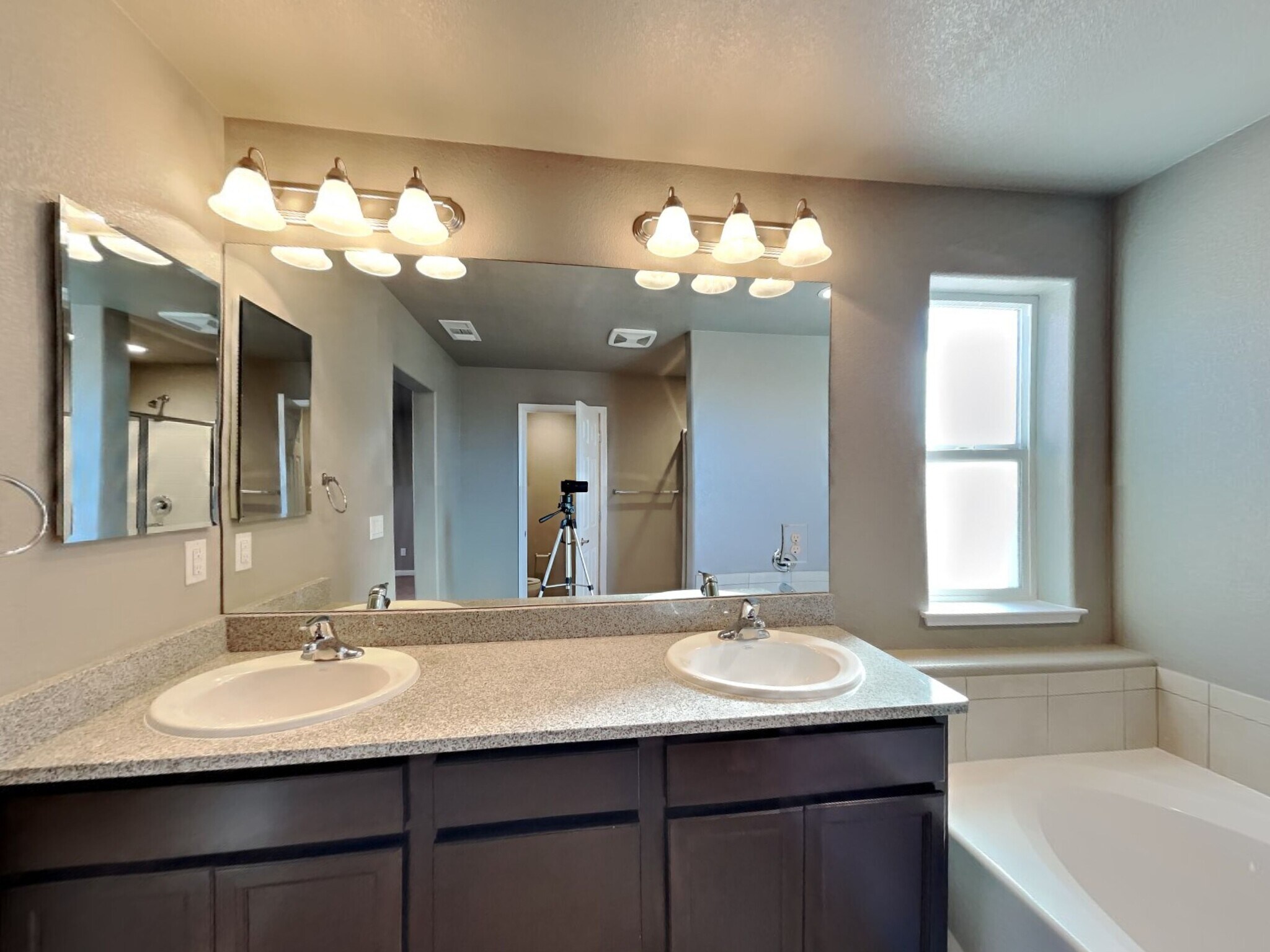 Building Photo - 3775 Thistledown Ct