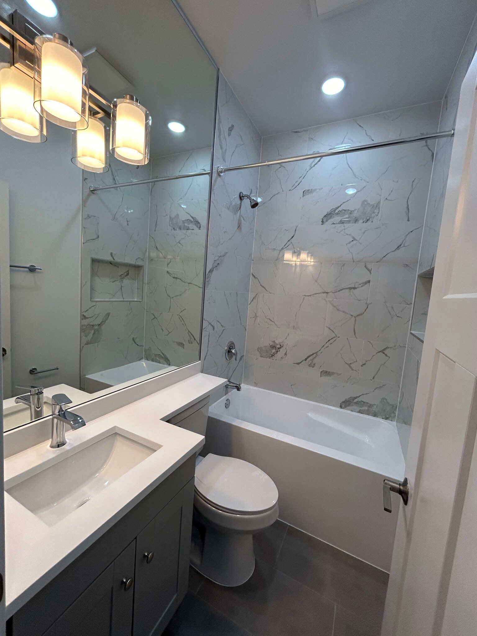 Building Photo - 423 W Belden Ave