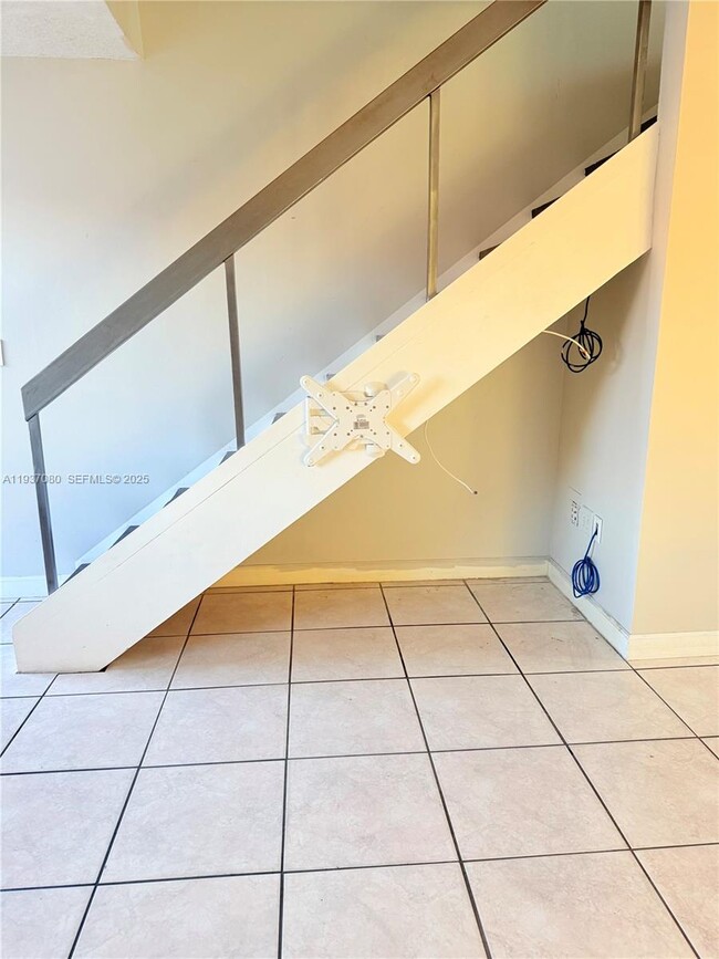 Building Photo - 2162 W 60th St