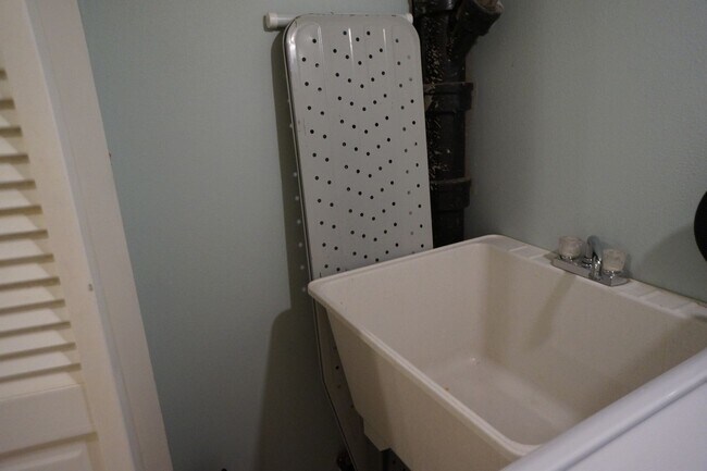 Building Photo - N.E Rose City Bungalow Pet Friendly