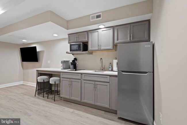 Building Photo - 2219 E Chase St