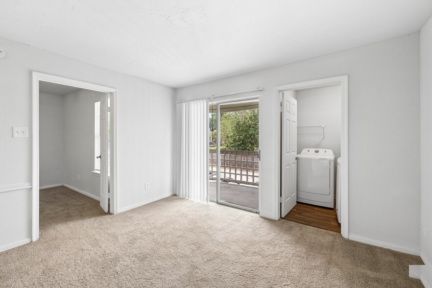 Living Area - Wyndham at Hampton Apartments