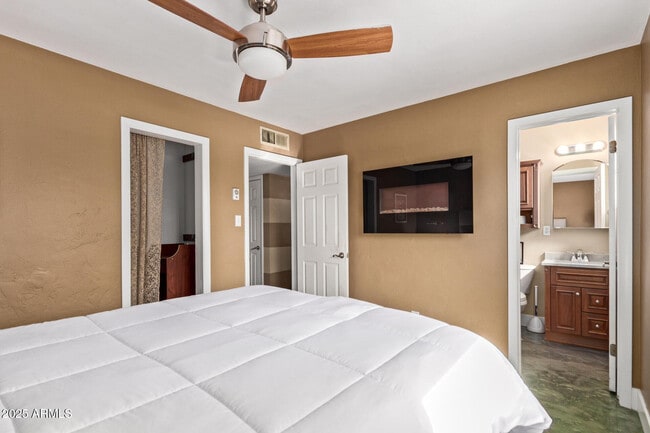 Building Photo - 6744 E Vernon Ave