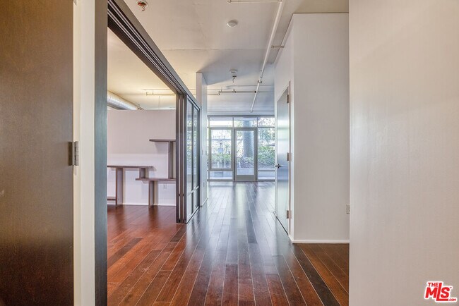 Building Photo - 1100 S Hope St