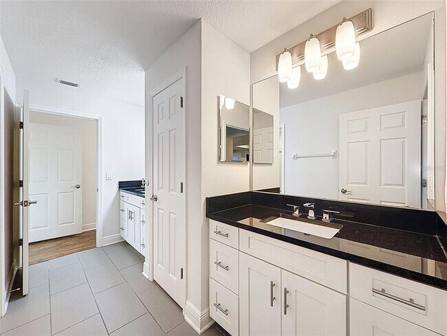 Building Photo - 10701 Laurel Vista Way