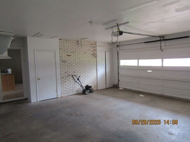 Building Photo - Very nice spacious home! No Carpet! Pet Fr...