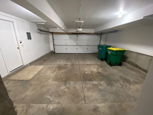 Building Photo - Beautiful 3 Bedroom 2 Bath Townhome Close ...