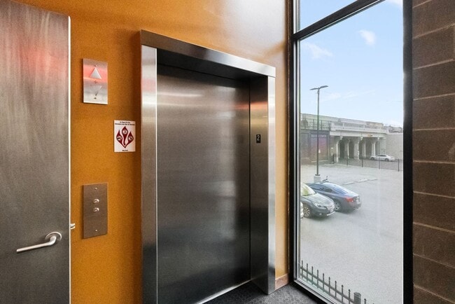 Building Photo - Gorgeous Fully Furnished Condo in Downtown...