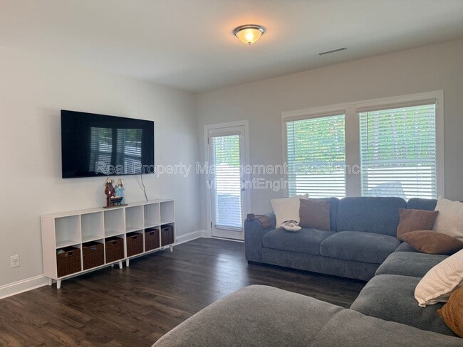 Building Photo - 540 Barrington Row Ave