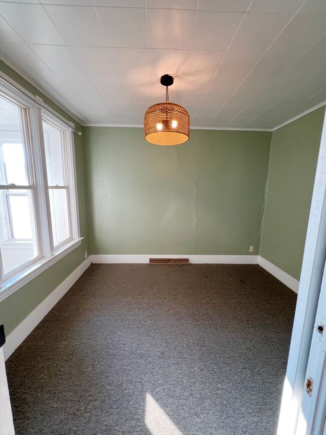 Building Photo - AVAILABLE JUNE - Single Level 2 Bed 1 Bath...