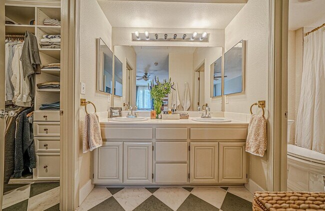 Building Photo - 1059 Esparanza Way