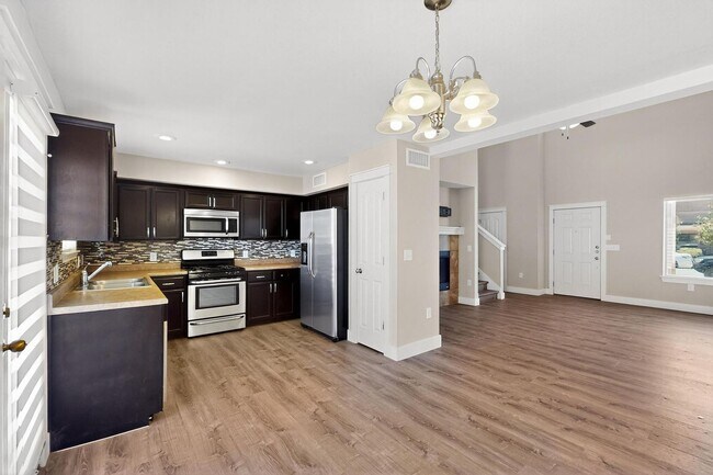 Building Photo - Two story 3 bedroom 2.5 bath in Santa Tere...