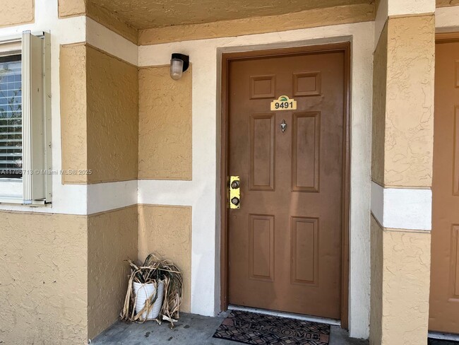 Building Photo - 9491 Palm Cir N