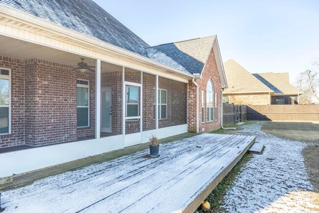 Building Photo - 201 Running Creek Dr