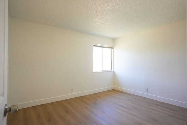 Building Photo - Updated 4 Bedroom / 2 Bathroom Home in Las Vegas