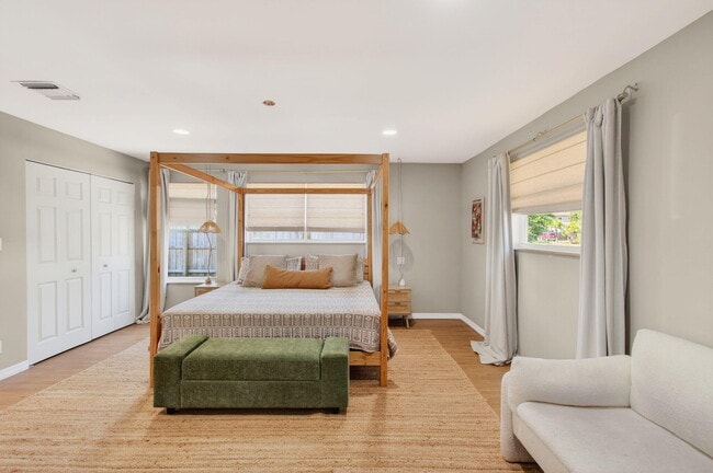 Building Photo - 301 SE 8th Ave