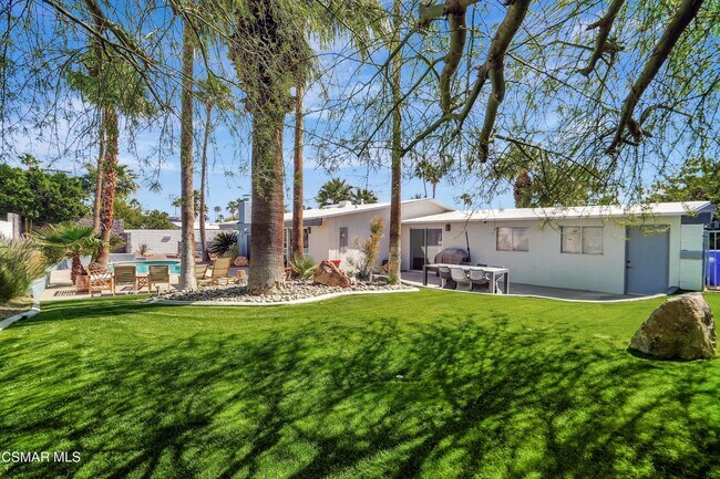 Building Photo - 1102 E Adobe Way