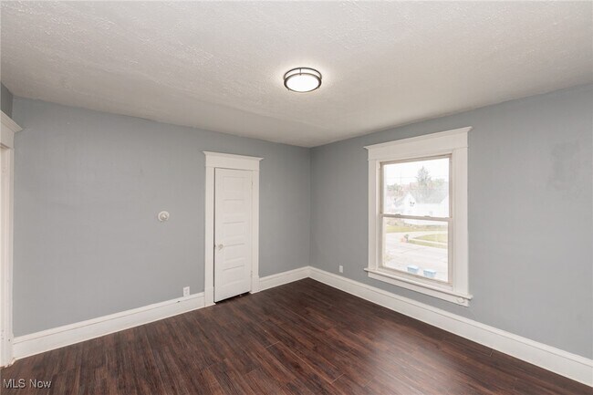 Building Photo - 1226 W Erie Ave