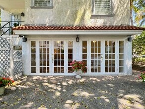 Building Photo - 336 Monroe Dr