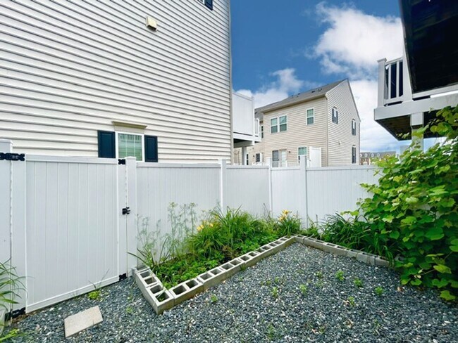 Building Photo - Welcome to the desirable Howard Square