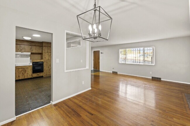 Building Photo - 2022 Northglen Dr