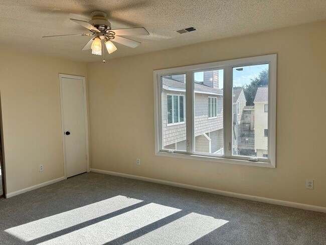 Building Photo - Beach Life!