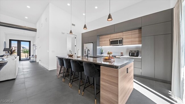 Building Photo - 1017 NE 4th Pl